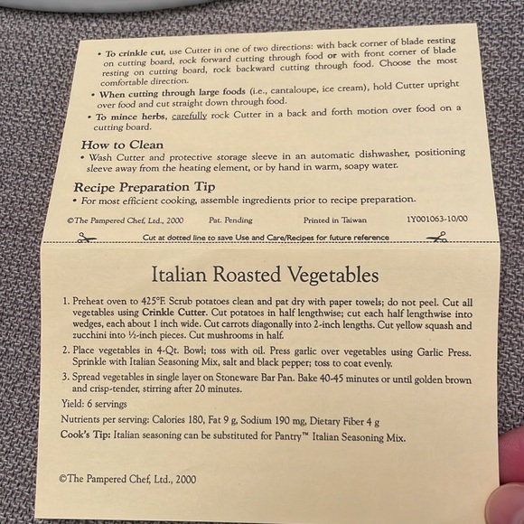 The Pampered Chef CRINKLE CUTTER with Plastic Guard & Original Product Card - Picture 8 of 9